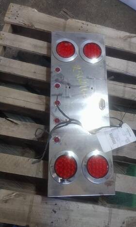3845764 Freightliner 2562166 Coronado Stop Turn Tail Lamp