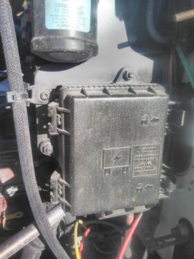 3865386 Mack 2576301 Anthem Fuse Box