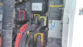3774263 Peterbilt 2504519 579 Fuse Box