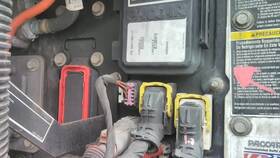 S53-1383-111 Peterbilt 2520984 579 Fuse Box 3796959