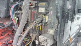 S53-1370-111 Peterbilt 2594530 579 Fuse Box 3894092