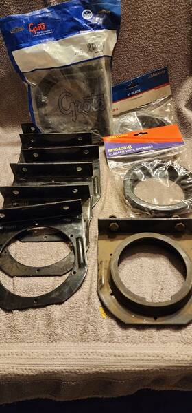 Tl40720 Truck-lite Light Brackets And 4 Inch Grommet Lot