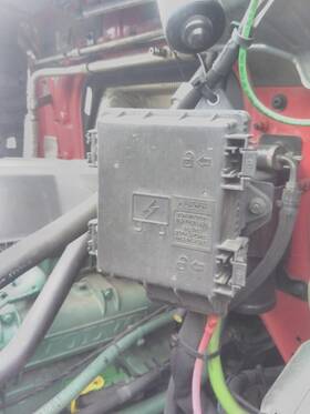 3658698 Volvo 2404542 Vnr Fuse Box